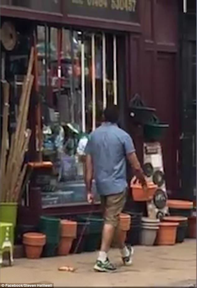 Εβγαλε βόλτα με λουρί μια... μπανάνα -Ενα παράξενο θέαμα στο Χάντερσφλιντ [βίντεο] | iefimerida.gr 1