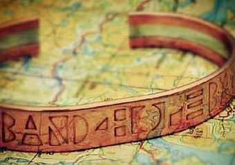 O Γιώργος και η Άντα Παπανδρέου διαφημίζουν βραχιολάκια [εικόνα] | iefimerida.gr 1