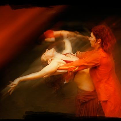 Ρυθμικές ακροβασίες σε noir συναυλία από τους εντυπωσιακούς «Κι όμΩς κινείται» [εικόνες & βίντεο] | iefimerida.gr 0