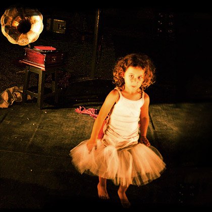 Ρυθμικές ακροβασίες σε noir συναυλία από τους εντυπωσιακούς «Κι όμΩς κινείται» [εικόνες & βίντεο] | iefimerida.gr 1