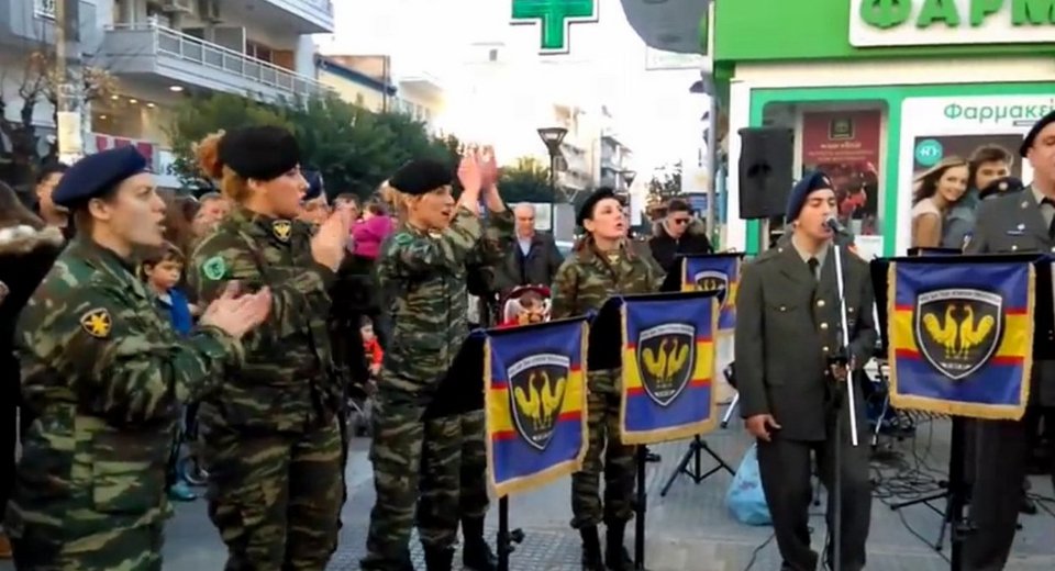 Μπάντα του στρατού αφήνει τα εμβατήρια και τραγουδάει ελληνικό ροκ [βίντεο] | iefimerida.gr 0