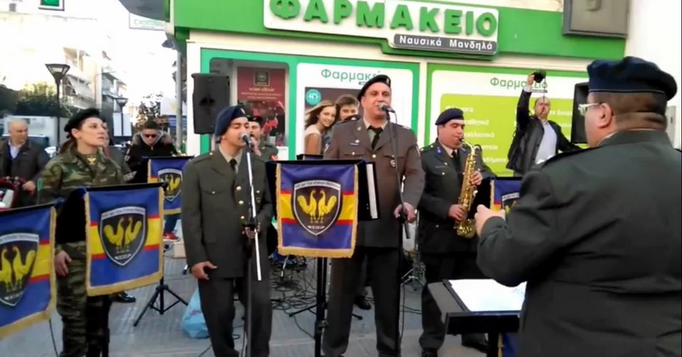 Μπάντα του στρατού αφήνει τα εμβατήρια και τραγουδάει ελληνικό ροκ [βίντεο] | iefimerida.gr 1