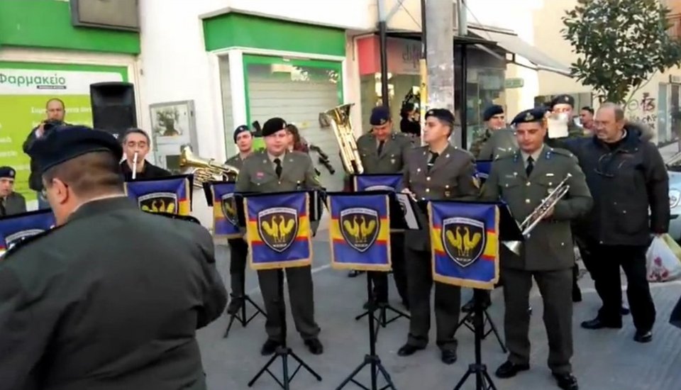 Μπάντα του στρατού αφήνει τα εμβατήρια και τραγουδάει ελληνικό ροκ [βίντεο] | iefimerida.gr 3