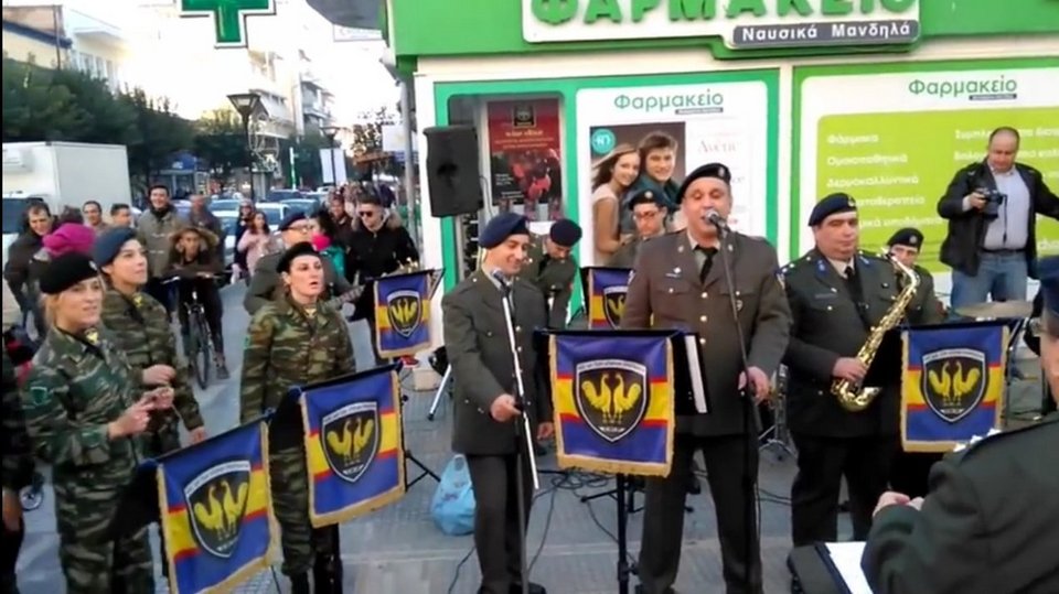 Μπάντα του στρατού αφήνει τα εμβατήρια και τραγουδάει ελληνικό ροκ [βίντεο] | iefimerida.gr 2