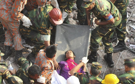 Βρέθηκε ζωντανή γυναίκα στα ερείπια του κτιρίου που κατέρρευσε στο Μπαγκλαντές λίγο πριν σταματήσουν οι έρευνες [βίντεο] | iefimerida.gr 0