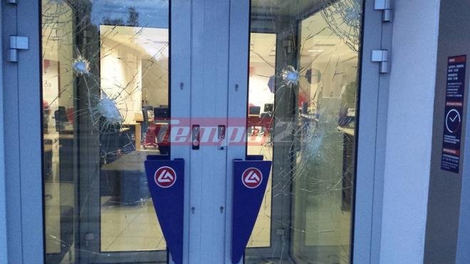 Κουκουλοφόροι έσπασαν με ρόπαλα τζαμαρίες καταστημάτων και ΑΤΜ στην Πάτρα [εικόνες] | iefimerida.gr 0