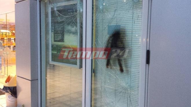 Κουκουλοφόροι έσπασαν με ρόπαλα τζαμαρίες καταστημάτων και ΑΤΜ στην Πάτρα [εικόνες] | iefimerida.gr 2