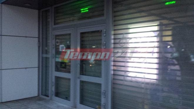 Κουκουλοφόροι έσπασαν με ρόπαλα τζαμαρίες καταστημάτων και ΑΤΜ στην Πάτρα [εικόνες] | iefimerida.gr 3