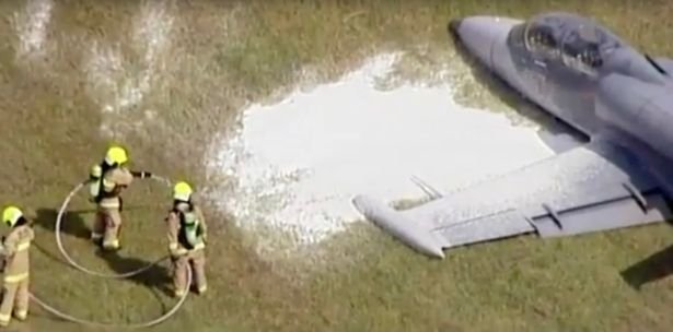 Μαχητικό συνετρίβη κατά την προσγείωση σε αεροδρόμιο του Σίδνεϊ [εικόνες & βίντεο]  | iefimerida.gr 0