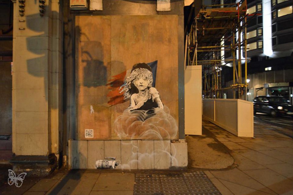 O Banksy ξαναχτύπησε: Το κοριτσάκι των Αθλίων δακρύζει από τα δακρυγόνα -Το QR code δείχνει επίθεση αστυνομικών [εικόνες] | iefimerida.gr 1