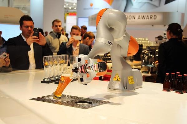 Οταν τα ρομπότ γίνονται μπάτλερ και μπάρμαν – H τεχνολογία που ξεπερνά την επιστημονική φαντασία [εικόνες]  | iefimerida.gr 4