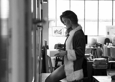 Η Μπαρ Ραφάελι γδύνεται Αγιος Βασίλης και κόβει την ανάσα [εικόνες&βίντεο] | iefimerida.gr 0