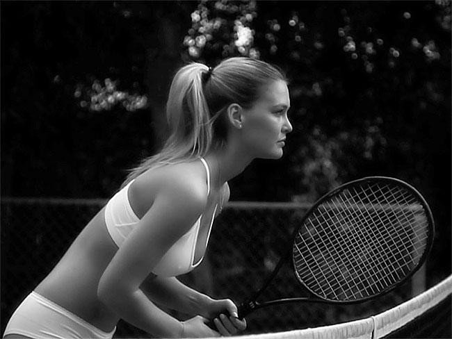 Ποιο διάσημο μοντέλο παίζει τένις φορώντας μόνο τα εσώρουχα της; [εικόνες]  | iefimerida.gr 1