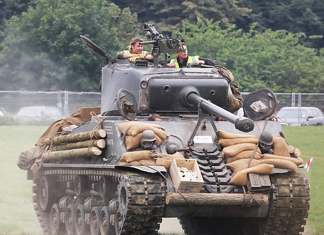 Ο Μπράντ Πιτ οδηγεί το τανκ του  στην αγγλική εξοχή [εικόνες+βίντεο]  | iefimerida.gr 2