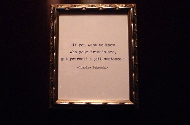 Barkowski.To μπαρ που είναι αφιερωμένο στον Τσαρλς Μπουκόφσκι αλλά ο ίδιος δεν θα σύχναζε ποτέ [εικόνες]  | iefimerida.gr 1