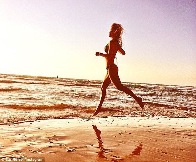  Η Μπαρ Ραφαέλι χοροπηδάει στην άμμο και δημιουργεί αναταράξεις -Προκαλεί φθόνο με την άψογη σιλουέτα της [εικόνες] | iefimerida.gr 1