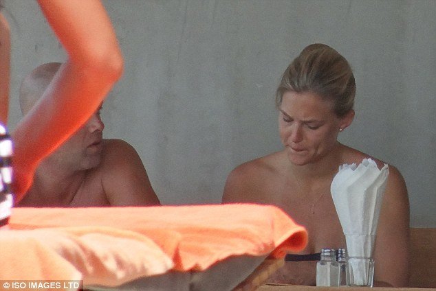 Η Μπαρ Ρεφαέλι φέρνει πρόωρα το καλοκαίρι -Φορά το μωβ μπικίνι της και εξορμά σε εξωτικές παραλίες [εικόνες]  | iefimerida.gr 1