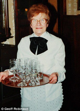 Της αξίζει το καλύτερο φιλοδώρημα -Αυτή είναι η γηραιότερη μπαργούμαν του κόσμου [εικόνες]  | iefimerida.gr 2