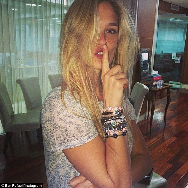  Η Μπαρ Ραφαέλι χοροπηδάει στην άμμο και δημιουργεί αναταράξεις -Προκαλεί φθόνο με την άψογη σιλουέτα της [εικόνες] | iefimerida.gr 2