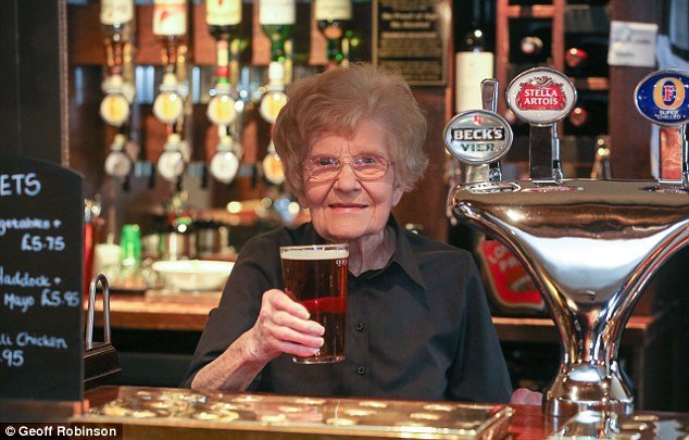 Της αξίζει το καλύτερο φιλοδώρημα -Αυτή είναι η γηραιότερη μπαργούμαν του κόσμου [εικόνες]  | iefimerida.gr 0