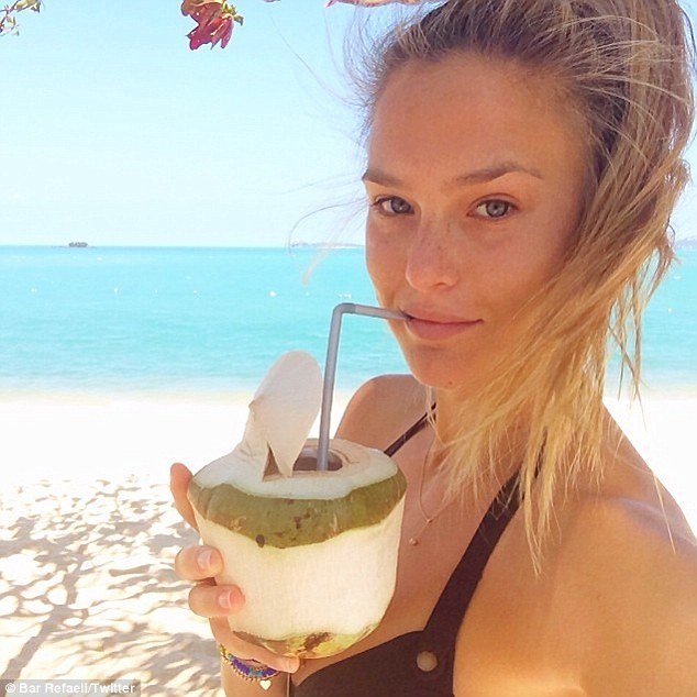 Η Μπαρ Ρεφαέλι φέρνει πρόωρα το καλοκαίρι -Φορά το μωβ μπικίνι της και εξορμά σε εξωτικές παραλίες [εικόνες]  | iefimerida.gr 0