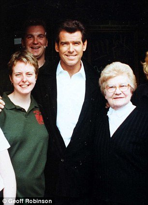 Της αξίζει το καλύτερο φιλοδώρημα -Αυτή είναι η γηραιότερη μπαργούμαν του κόσμου [εικόνες]  | iefimerida.gr 3