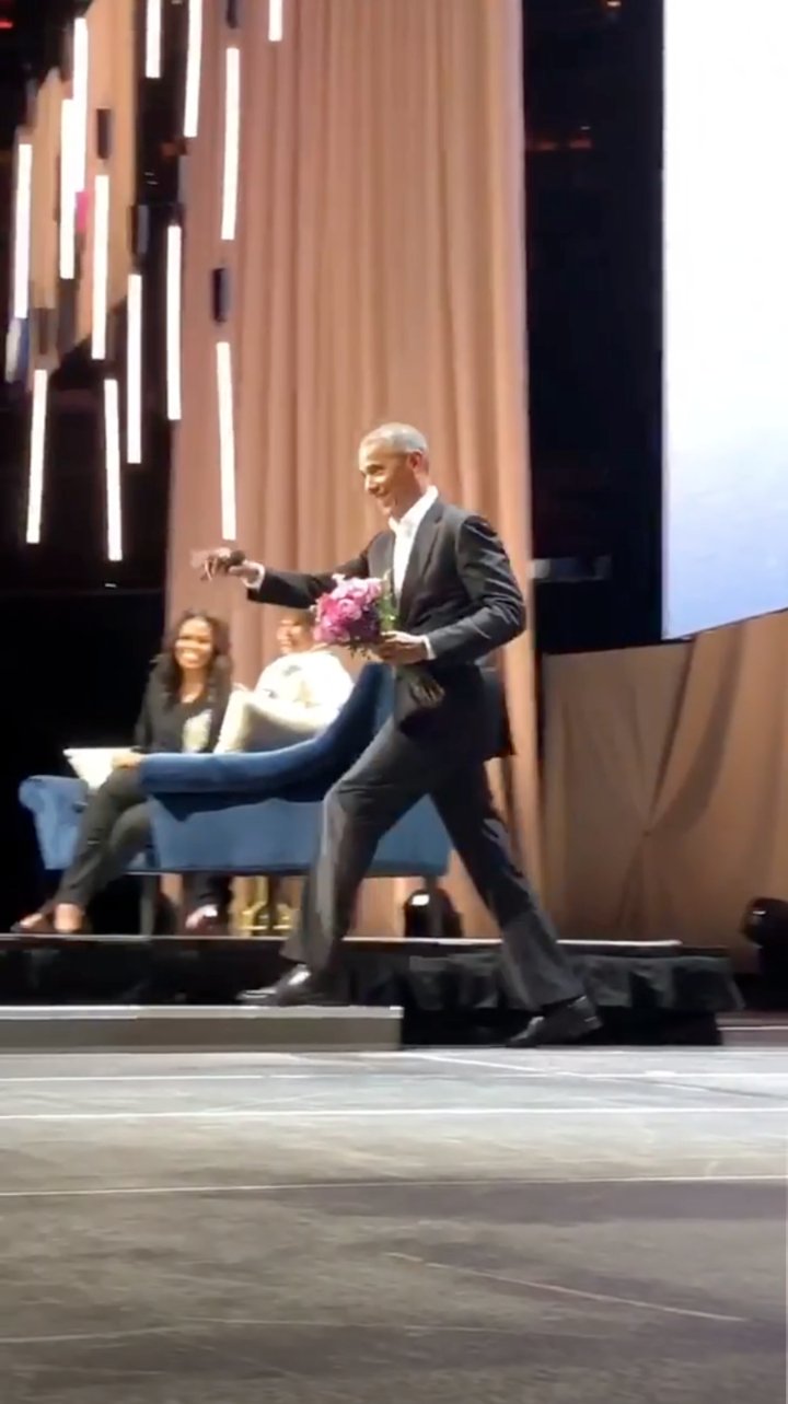 Ο Μπαράκ Ομπάμα ξάφνιασε την Μισέλ όταν εμφανίστηκε στην παρουσίαση του βιβλίου της