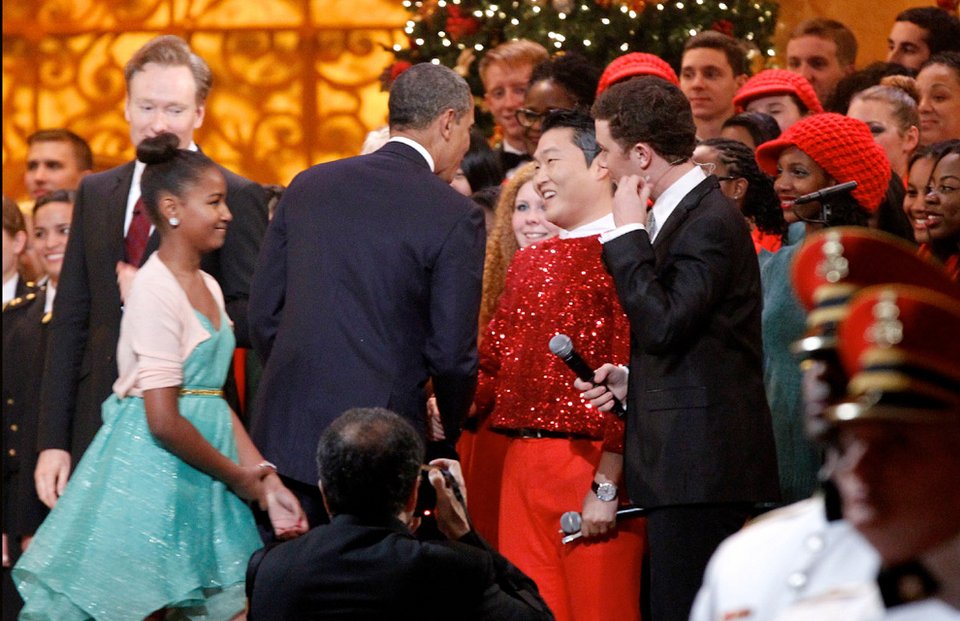 O Oμπάμα χορεύει Gangnam style για να φέρνει σε δύσκολη θέση τις κόρες του [βίντεο] | iefimerida.gr 1