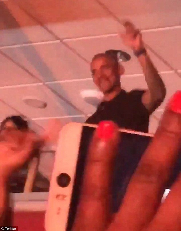 Οι Ομπάμα σε συναυλία της Μπιγιονσέ και του Τζέι Ζι- Χόρεψαν σαν να μην υπάρχει αύριο [εικόνες & βίντεο] | iefimerida.gr 3