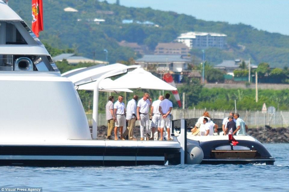 Συνεχίζονται οι διακοπές για τους Ομπάμα- Σε πολυτελές γιοτ με την Οπρα, τον Τομ Χανκς και τον Μπρους Σπρίνγκστιν [εικόνες] | iefimerida.gr 3