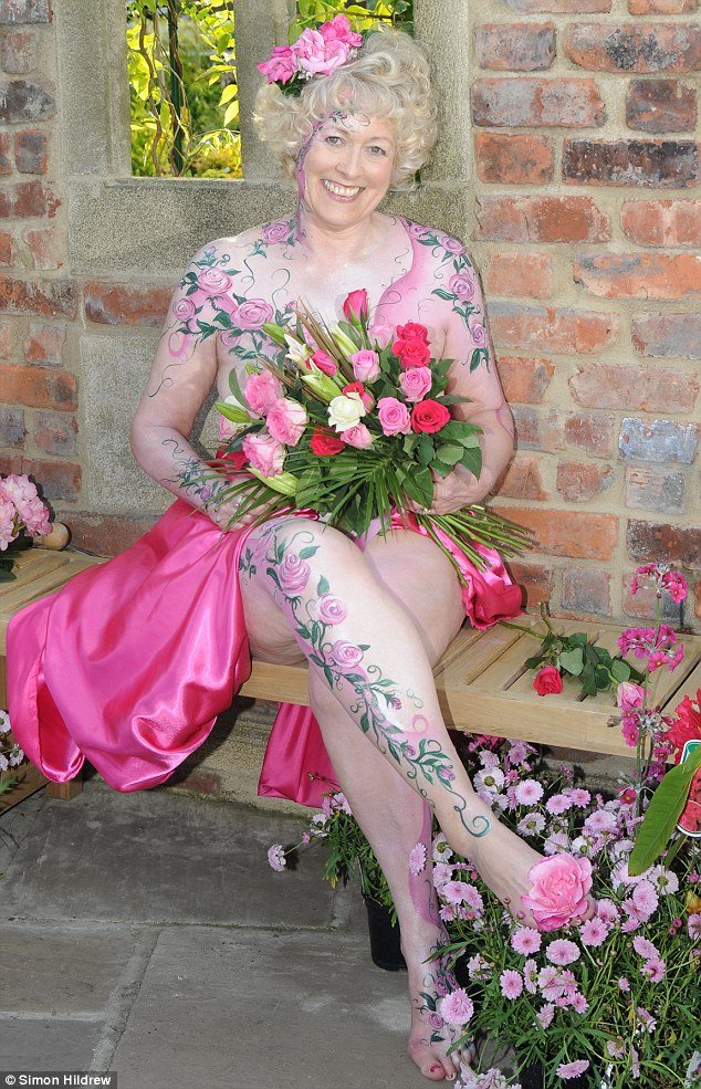 Η 74χρονη μητέρα του ακροδεξιού Νάιτζελ Φάρατζ φωτογραφήθηκε γυμνή [εικόνες] | iefimerida.gr 0