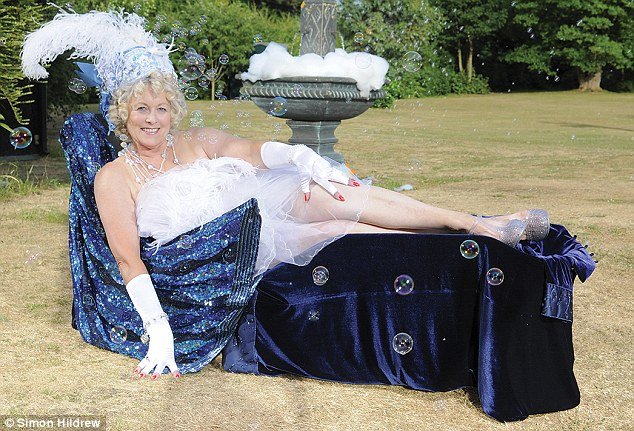 Η 74χρονη μητέρα του ακροδεξιού Νάιτζελ Φάρατζ φωτογραφήθηκε γυμνή [εικόνες] | iefimerida.gr 1