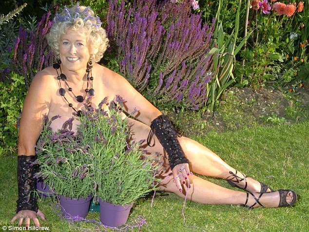 Η 74χρονη μητέρα του ακροδεξιού Νάιτζελ Φάρατζ φωτογραφήθηκε γυμνή [εικόνες] | iefimerida.gr 2