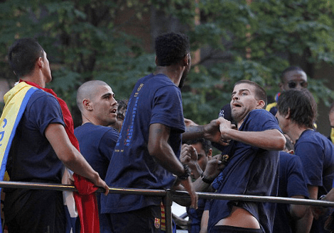 Οι ποδοσφαιριστές της Μπαρτσελόνα έγιναν «ντίρλα» και έπαιξαν ξύλο [εικόνες] | iefimerida.gr 1