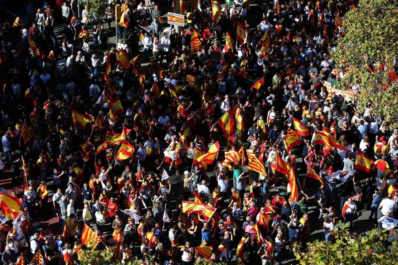 Χιλιάδες Καταλανοί διαδήλωσαν κατά της ανεξαρτησίας -Μαζική πορεία ενότητας στη Βαρκελώνη [εικόνες & βίντεο] | iefimerida.gr 2