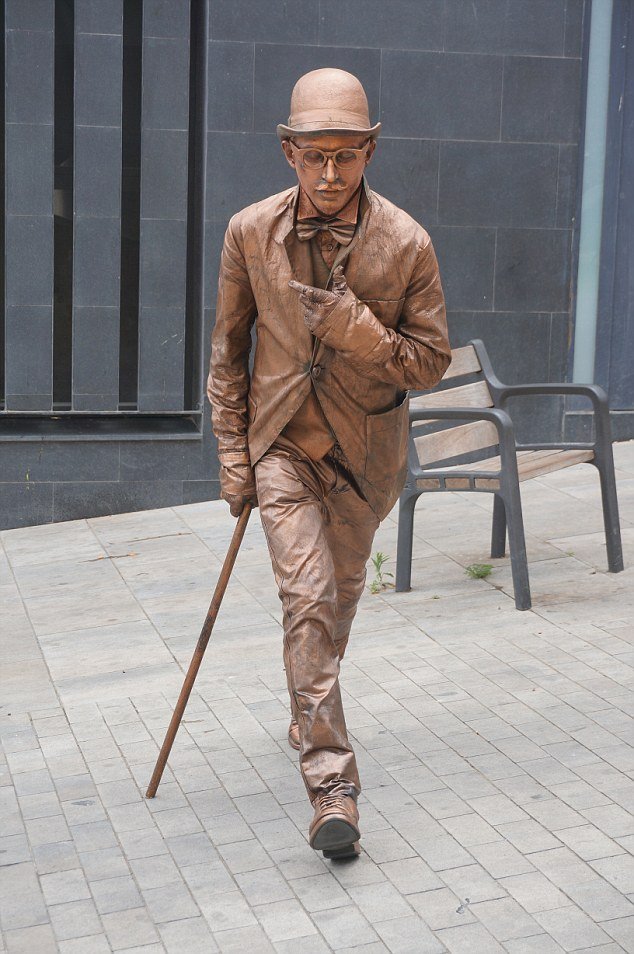 Τουρίστες στη Βαρκελώνη τα χάνουν όταν βλέπουν... άγαλμα να κινείται [εικόνες & βίντεο] | iefimerida.gr 0