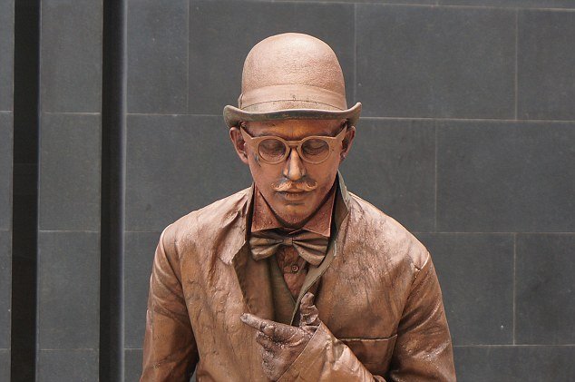 Τουρίστες στη Βαρκελώνη τα χάνουν όταν βλέπουν... άγαλμα να κινείται [εικόνες & βίντεο] | iefimerida.gr 1