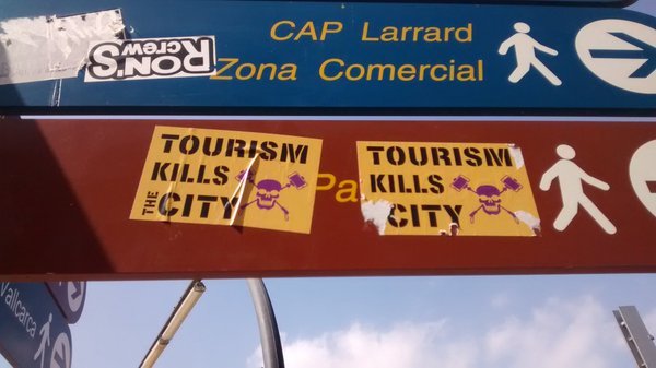 Γιατί στη Βαρκελώνη διώχνουν τους τουρίστες: Tourists Go Home το σύνθημά τους [εικόνες] | iefimerida.gr 0