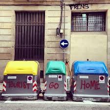 Γιατί στη Βαρκελώνη διώχνουν τους τουρίστες: Tourists Go Home το σύνθημά τους [εικόνες] | iefimerida.gr 3