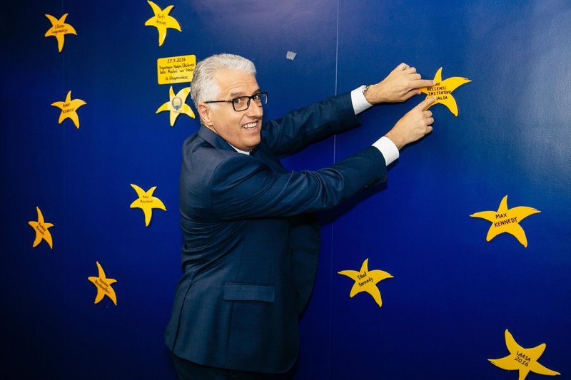 Ο Πρόεδρος του «The Hellenic Initiative» της Αυστραλίας, κύριος Nicholas Pappas, τοποθετεί το αστέρι του «The Hellenic Initiative Australia» στον Τοίχο των Αστεριών της «ΕΛΠΙΔΑΣ»