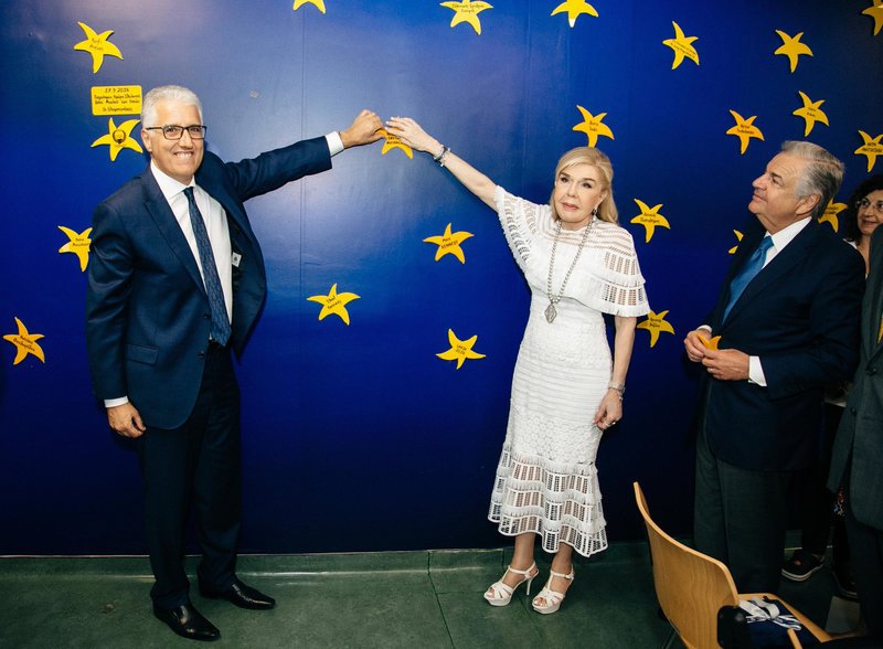 Η Μαριάννα Β. Βαρδινογιάννη με τον Πρόεδρο του «The Hellenic Initiative» της Αυστραλίας, κύριο Nicholas Pappas στον «Τοίχο των Αστεριών» της «ΕΛΠΙΔΑΣ»