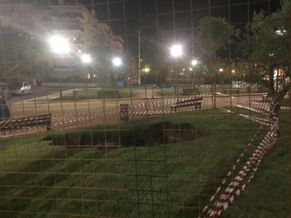 Στη Βάρη έχασαν τη γη κάτω από τα πόδια τους -Μεγάλη καθίζηση σε πλατεία [εικόνες] | iefimerida.gr 0