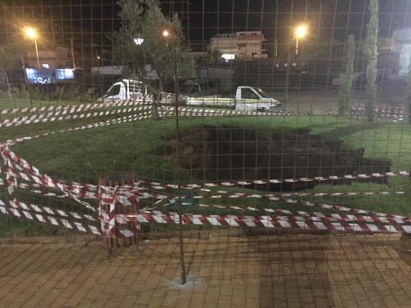 Στη Βάρη έχασαν τη γη κάτω από τα πόδια τους -Μεγάλη καθίζηση σε πλατεία [εικόνες] | iefimerida.gr 1