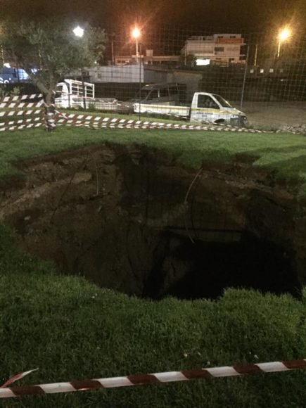 Στη Βάρη έχασαν τη γη κάτω από τα πόδια τους -Μεγάλη καθίζηση σε πλατεία [εικόνες] | iefimerida.gr 2