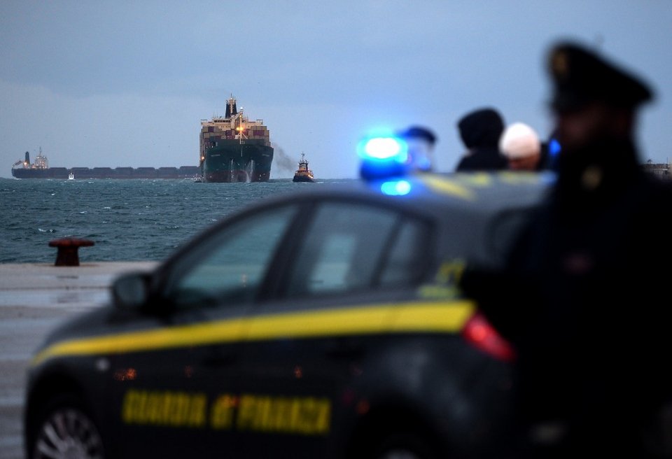 Με καμένα πόδια μεταφέρονται από το Spirit of Piraeus 49 διασωθέντες του Norman Atlantic [βίντεο & εικόνες] | iefimerida.gr 2