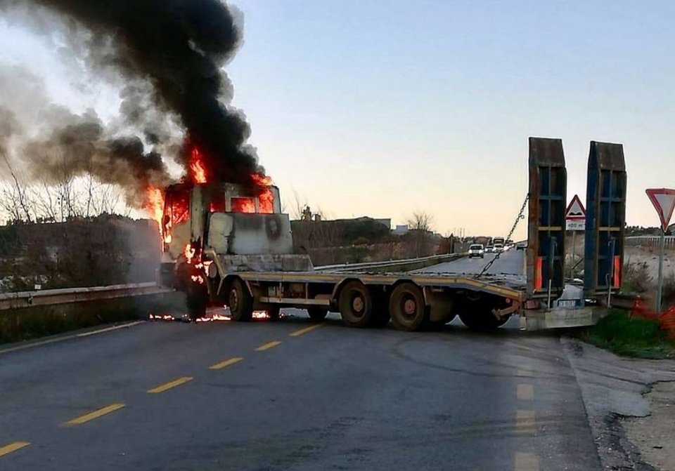 Ούτε στις ταινίες: Ανοιξαν βανάκι με μπουλντόζες και έκλεψαν πάνω από 2 εκατ. ευρώ [εικόνες & βίντεο] | iefimerida.gr 0