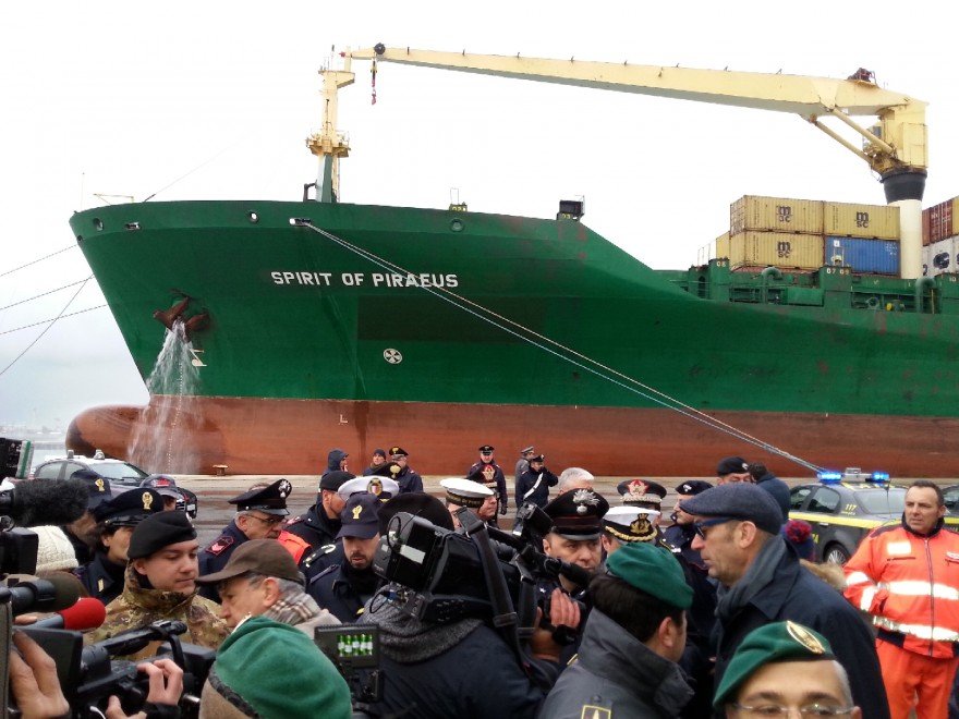 Με καμένα πόδια μεταφέρονται από το Spirit of Piraeus 49 διασωθέντες του Norman Atlantic [βίντεο & εικόνες] | iefimerida.gr 1