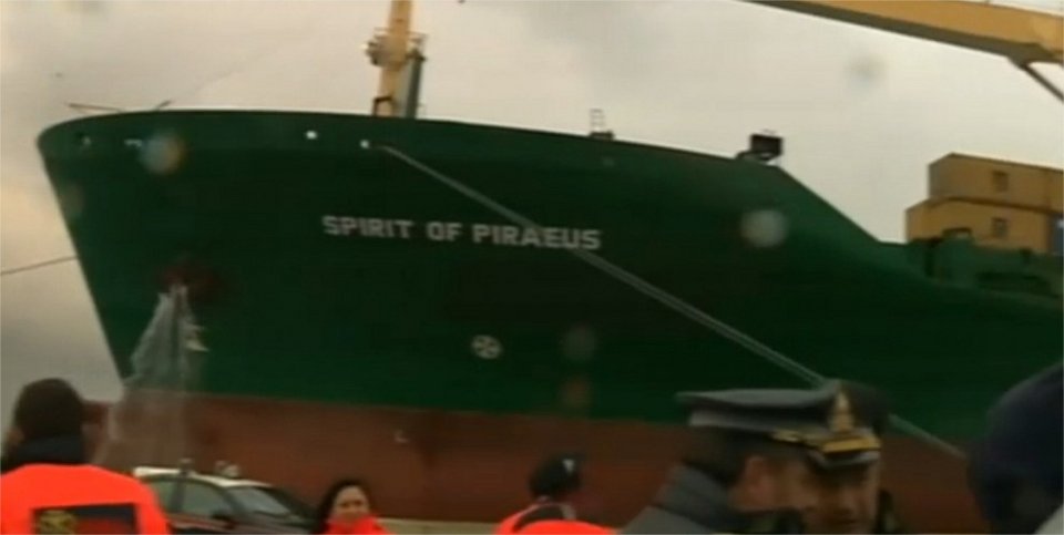 Με καμένα πόδια μεταφέρονται από το Spirit of Piraeus 49 διασωθέντες του Norman Atlantic [βίντεο & εικόνες] | iefimerida.gr 3