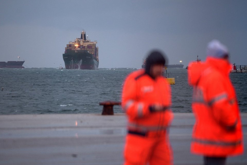 Με καμένα πόδια μεταφέρονται από το Spirit of Piraeus 49 διασωθέντες του Norman Atlantic [βίντεο & εικόνες] | iefimerida.gr 4