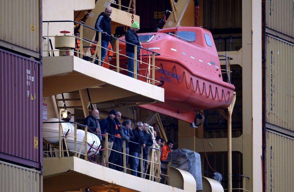 Με καμένα πόδια μεταφέρονται από το Spirit of Piraeus 49 διασωθέντες του Norman Atlantic [βίντεο & εικόνες] | iefimerida.gr 5